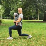 Alltägliche Übungen wie Ausfallschritte gehören zum Trainingsumfang bei Fit mit Kid. Dank Baby vor dem Bauch eine ganz neue Erfahrung.